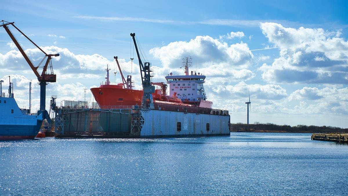 Energy export terminal and vessel